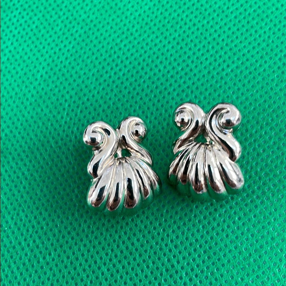 Elegant Silver Shell Screw back Earrings